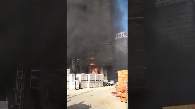 Пожар на минской улице сегодня. Пожар в жк. Пожар на мосфильмовской улице. Пожар в новостройке москва. Вест гарден пожар.