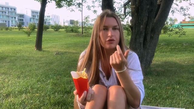 МУКБАНГ/картошка фри в парке на травке / спонтанный влог/о насущном / о жизни/ о зубах/ о личном смотреть онлайн