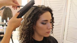 Как сделать мелкие кудри? Укладка из кудряшек-пружинок на средние волосы