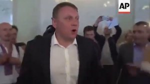 Бывшему украинскому депутату Олегу Ляшко надавали лещей. 

Оказалось, что лидер "Радикальной партии