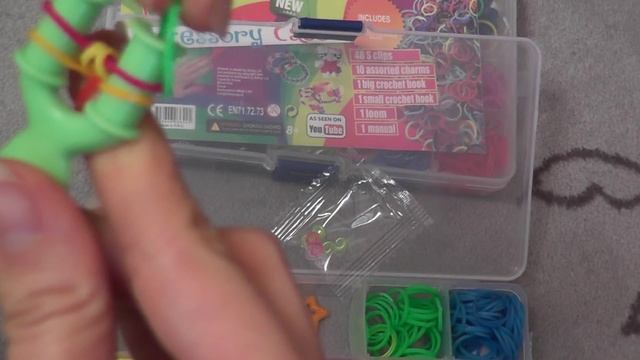 Набор  Rainbow Loom Bands. Обзор + Как сделать браслет из резинок .