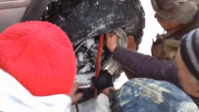 Замена колеса на Лендкрузере 100. Тайга , снег , -20.
