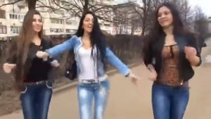 как красивые девушки танцуют под музыку