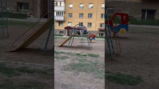 Советские качели как напоминание о прошлом! смотреть онлайн