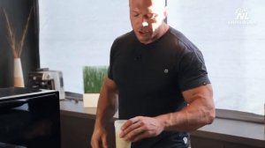Денис Семенихин готовит овсяную кашу.