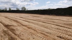 Отсыпаем глиной дорогу.