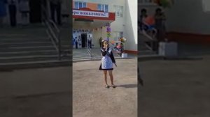 Песня "Школьная пора" в исполнении выпускницы 11 класса Васильченко Кристины.