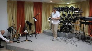 Удивительная игра на саксофоне