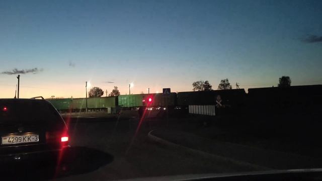 Для детей вечерний медленный грузовой поезд перед сном едет через переезд Train \ Zug смотреть онлайн