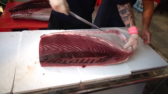 200 kg Giant Bluefin Tuna cutting for Sashimi-Taiwanese street food смотреть онлайн