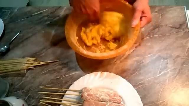 КОРН ДОГ. Сосиска в тесте. Сосиска в тесте на шпажке жареная в сковороде.