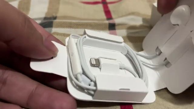 Apple EarPods with Lightning Connector Unboxing смотреть онлайн
