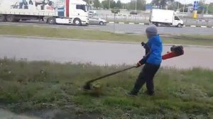 Мальчик 7 лет косит траву