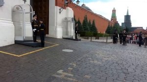 Случай с иностранцами  на Красной площади при смене караула!