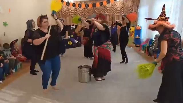 Танець відьмочок на Геловін) смотреть онлайн