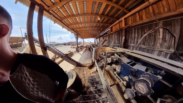 Процесс оцилиндровки бревна поэтапно.