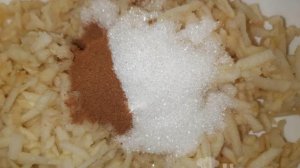 Осенний рулет из лаваша в духовке с творогом и яблоками