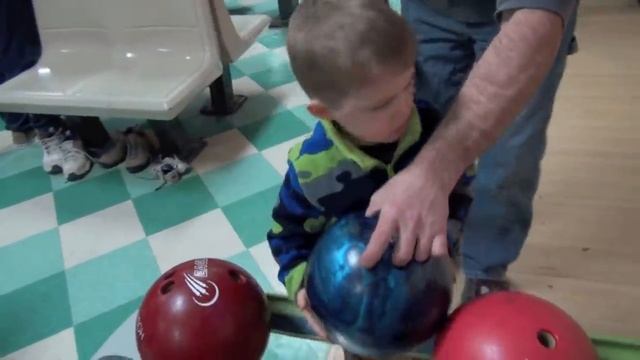 LITTLE BOY LOVES BOWLING смотреть онлайн