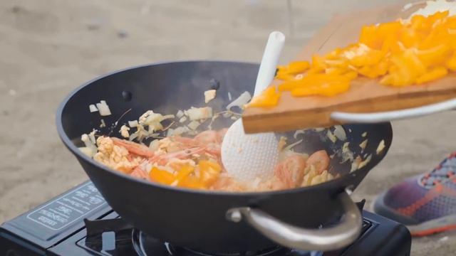 РИС ПО КИТАЙСКИ ЗА 10 МИНУТ! Рис с креветкой и овощами. Готовим блюдо на пляже смотреть онлайн