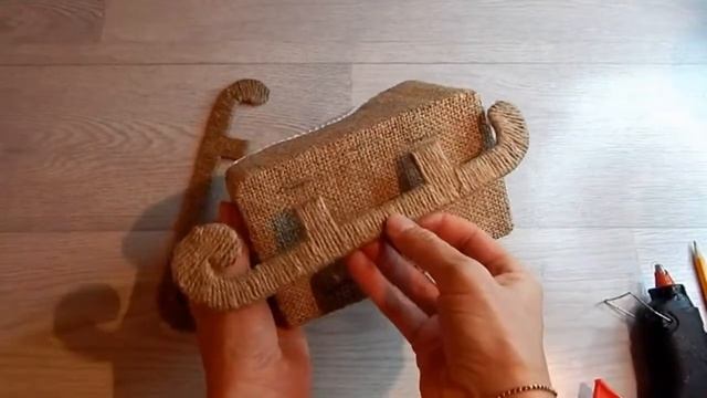 Сани Деда Мороза из мешковины и джута своими руками/Кашпо для новогодней композиции/Мусор в дело