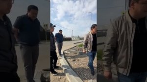 Аким Петропавловска рассказывает подрядчику, как укладывать бордюры