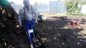 Мотокультиватор Крот помогает копать траншею под фундамент