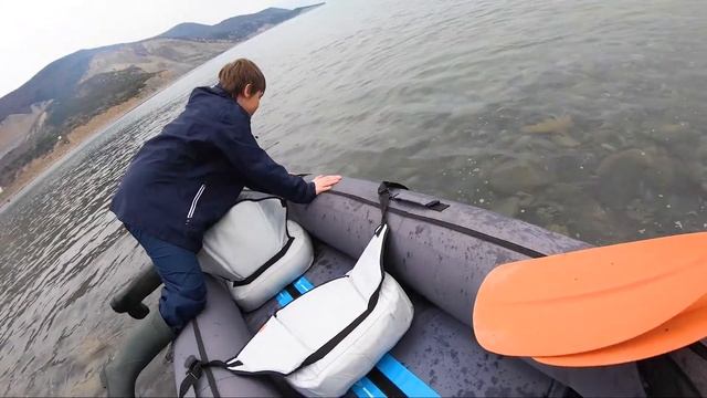 СПЛАВ ПО МОРЮ ПРИ +12. Забыли плавник. Большой Утриш. Что там на дне. Трое с камерой. смотреть онлайн