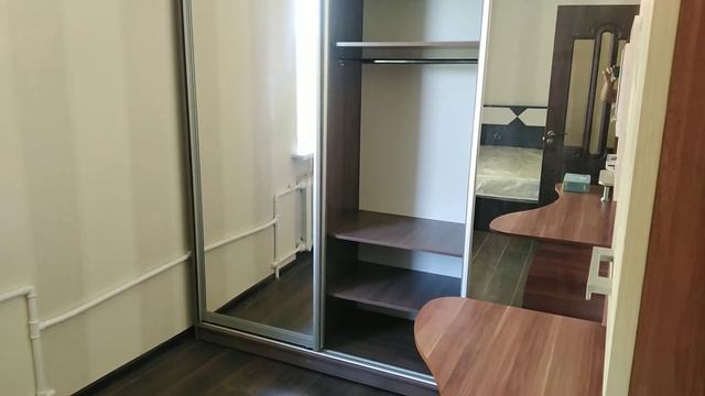 Трехдверный шкаф купе из зеркала. смотреть онлайн