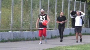 ПАКЕТ НА ГОЛОВУ ПРАНК. Реакция людей на мои выходки / Edward Bil / Молодой Человек
