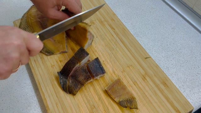 Как РАЗРЕЗАТЬ копченую камбалу