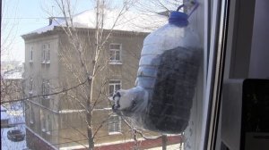 Кормушка для синичек. Новая конструкция из 2 пластиковых бутылок.