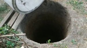 Как не нужно опускать бетонные кольца)))