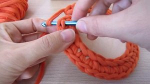 Идеальная корзина из трикотажной пряжи. Невидимое соединение рядов. Вязаная корзина без шва.