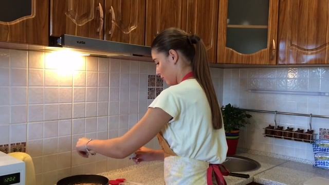 Блинчики с грибами в сливочном соусе и сыром смотреть онлайн