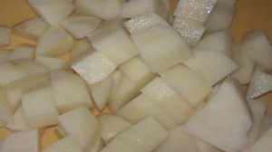 Картофельный суп со свининой и зеленым горошком