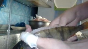 простой способ чистить рыбу