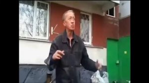 Пьяный мужик исполняет танец абу-бандита