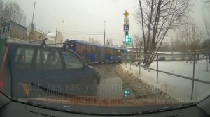 Автохам учит девушку тру-езде по Москве