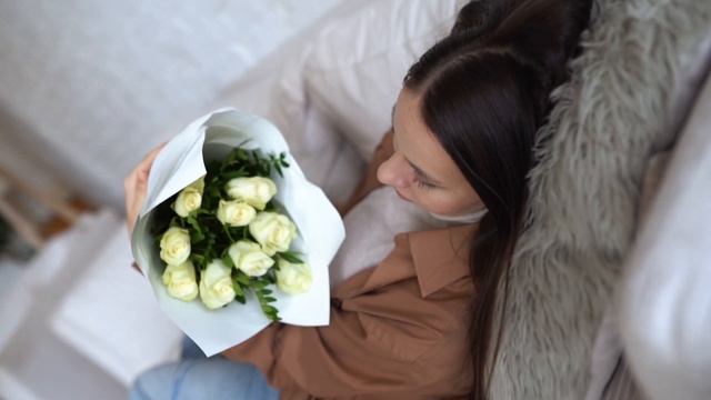 Букет из 9 белых роз Кения Standart с фисташкой смотреть онлайн