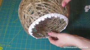 Взяла  джутовый шпагат и шарик, получился красивый декор для Пасхи.