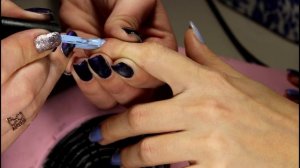 Простой и стильный маникюр гель лаком. Дизайн кракелюр фольгой.