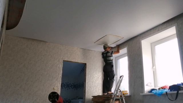 Чердачная лестница в натяжном потолке