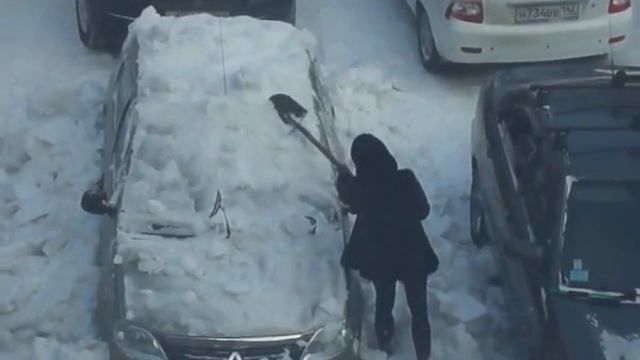 девушка чистит снег с автомобиля железной лопатой смотреть онлайн