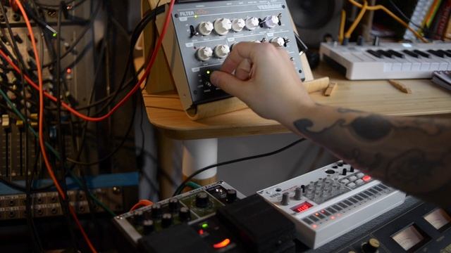 Yamaha EM 100II Spring Reverb Demo w/ Vermona Filter Lancet & KORG Volca Sample смотреть онлайн