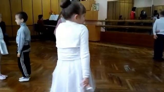 Машенька в школе раннего развития. Открытый урок хореографии. Часть 1 смотреть онлайн
