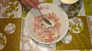 Салат с копчёной курицей и маринованным луком
