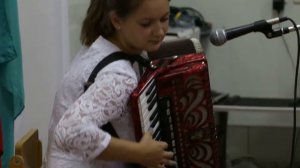Девушка красиво играет на аккордеоне