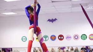 ДЕТСКОЕ ВЫСТУПЛЕНИЕ ПО ВОЗДУШНОЙ ГИМНАСТИКЕ В СТУДИИ ТАНЦЕВ THE BAT В СПБ