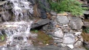 Водопад из природного камня.