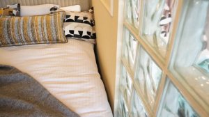 Как в квартире 24м2 уместили полноразмерную кровать? Рум тур крохотная студия.